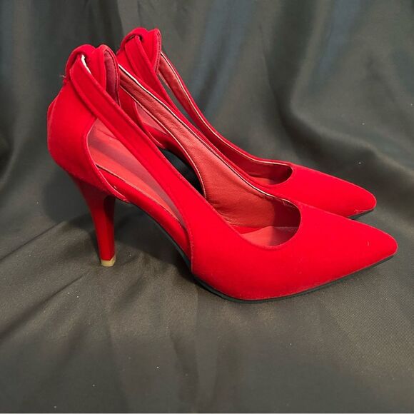 Women’s red velvet cut out heels size 7.5 - Picture 2 of 10